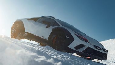 Lamborghini Huracán Sterrato: alla frusta sulla pista di sci