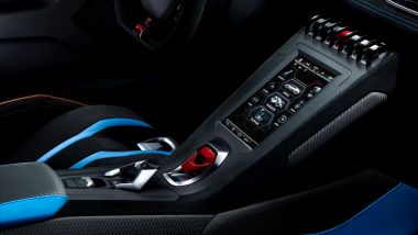 Lamborghini Huracan STO: lo schermo touch nella consolle centrale