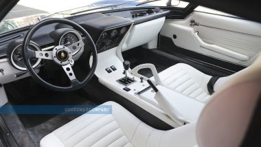 Lamborghini Miura P400 SV: gli interni perfetti con rivestimenti in pelle bianca