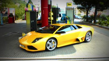 Lamborghini Murcielago al distributore di benzina: la velocità è nemica dei consumi - Foto di Emanuele Colombo