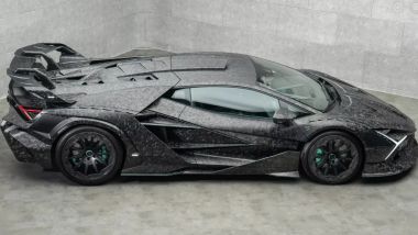 Lamborghini Revuelto by Mansory: vestito in fibra di carbonio forgiata e aerodinamica spinta