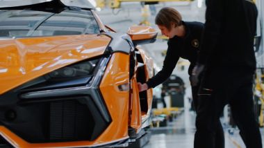 Lamborghini Revuelto: l'analisi di ogni dettaglio sulla catena di montaggio