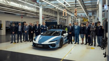 Lamborghini Temerario alla Polizia di Dubai: la cerimonia di consegna alla Polizia Italiana