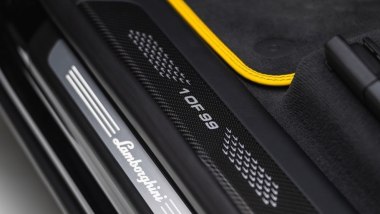 Lamborghini Urus Scatenato: battitacco in fibra di carbonio con numero di serie dell'esemplare