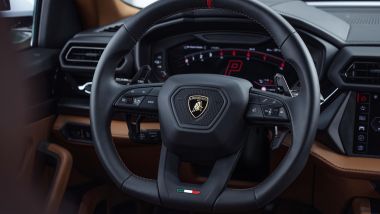 Lamborghini Urus SE, volante e strumentazione
