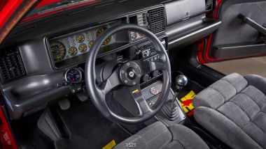 Lancia Delta HF Integrale Evo1: la plancia con volante e pomello del cambio by Momo