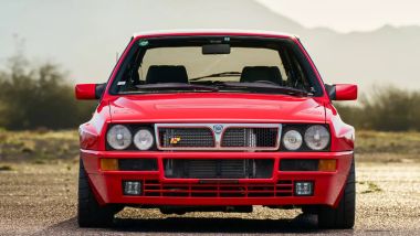Lancia Delta HF Integrale Evo1: la vista frontale con i classici passarutoa allargati