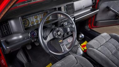 Lancia Delta HF Integrale Evo1: l'abitacolo sportivo con volante e pomello cambio Momo