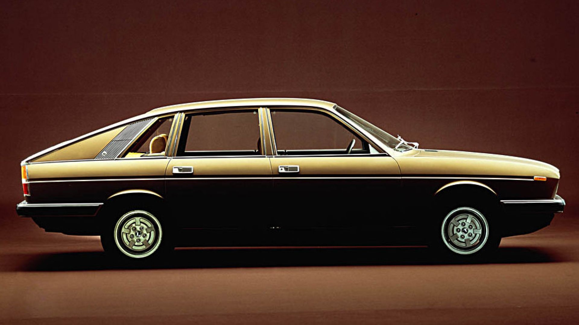 Nuova Lancia Gamma (2026), no al SUV elettrico: berlina sportback