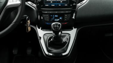 Lancia Ypsilon Hybrid Ecochic 2021: comodo il cambio rialzato