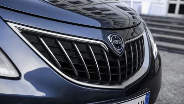 Lancia Ypsilon Hybrid Ecochic 2021: la nuova calandra