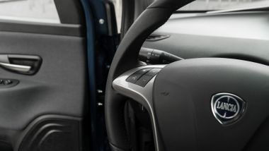 Lancia Ypsilon Hybrid Ecochic 2021: volante con i tasti multifunzione