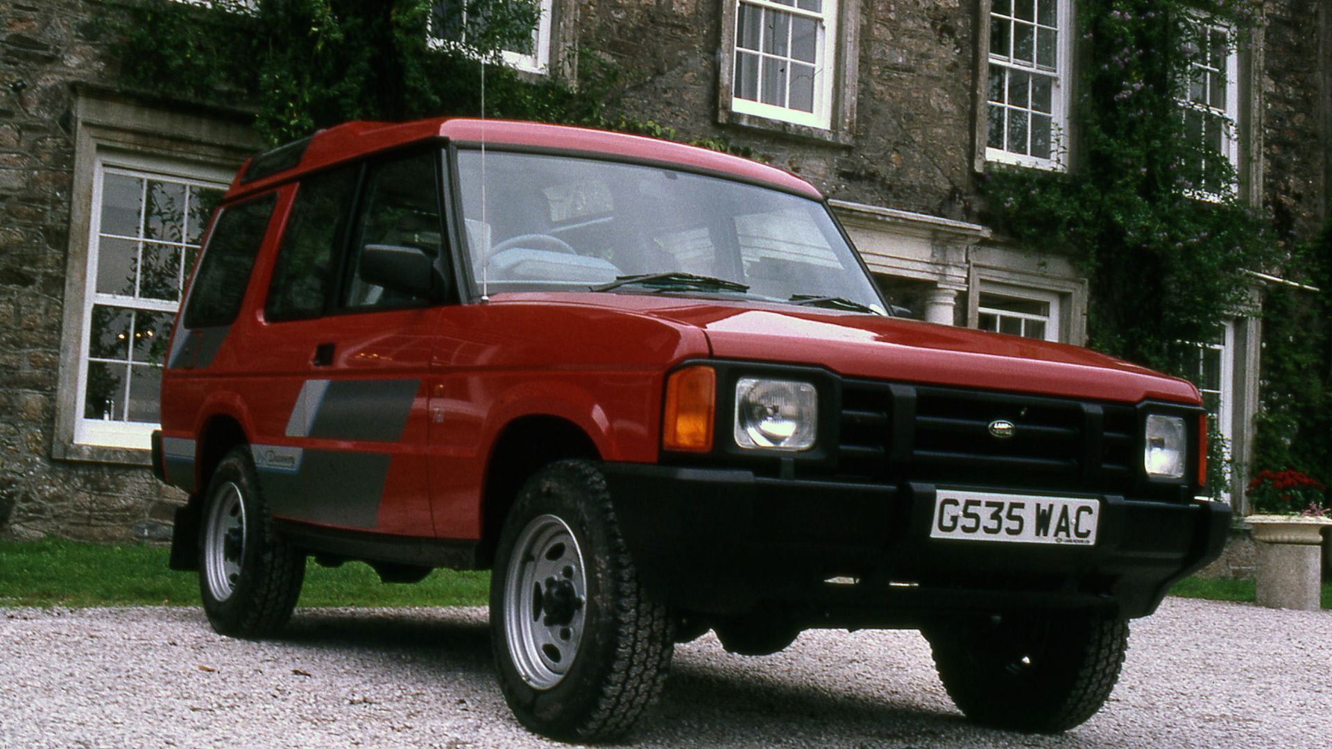 Дискавери история. Ленд Ровер Дискавери 1989. Ленд Ровер 1 поколения. Land Rover Discovery 1. Рендж Ровер Дискавери 1990.