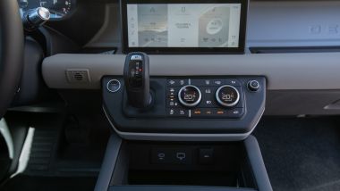 Land Rover Defender 110, la leva del cambio automatico ZF a 8 rapporti