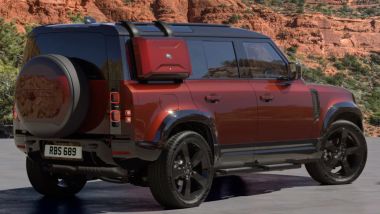 Land Rover Defender 2024: in arrivo la Sedona Edition con carrozzeria rossa scura