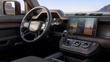 Land Rover Defender 2024: interni lussuosi e hi-tech per il fuoristrada inglese
