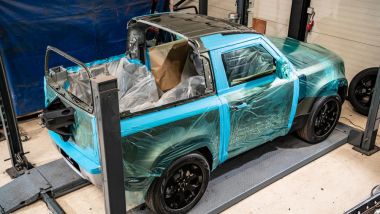 Land Rover Defender: il tetto viene segato per trasformarla in spider