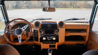 Land Rover Defender Osprey Custom Car: abitacolo personalizzato con finiture di lusso