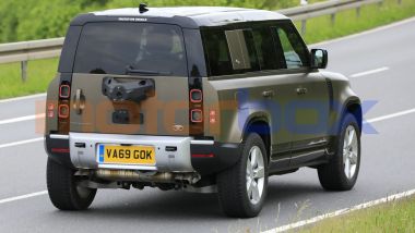 Land Rover Defender V8 2021, i quattro scarichi tradiscono il motore V8