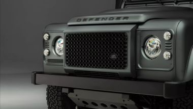 Land Rover Defender V8 Classic OCTA: il frontale con i fari Crystal e la griglia nera lucida