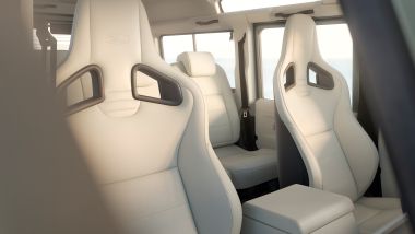 Land Rover Defender V8, i sedili sportivi Recaro