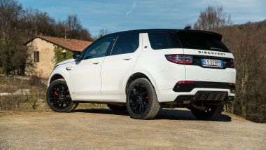 Land Rover Discovery Sport: il SUV inglese cambia il look anche dietro