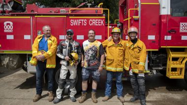 Laverty (il secondo da sinistra) e Sykes (il primo da destra) con alcuni pompieri della cittadina di Swifts Creek