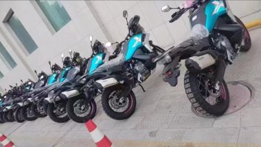 Le Cfmoto 800MT-X schierate