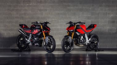 Le due Fantic Motor Stealth, la 125 a sinistra, la 500 a destra. Si può dire siano sorelle quasi gemelle, motore a parte