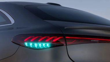 Le Mercedes accendono luci turchesi durante la guida autonoma