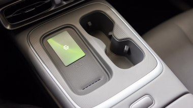 Leapmotor B05: la piastra di ricarica wireless per lo smartphone e la card per accedere all'auto