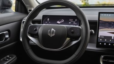 Leapmotor B10 REEV Hybrid: il volante con comandi analogici, ma tutto passa dal display a sfioramento