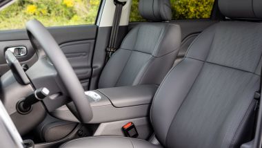 Leapmotor B10 REEV Hybrid: sedili anteriori in eco-pelle regolabili e climatizzabili elettricamente