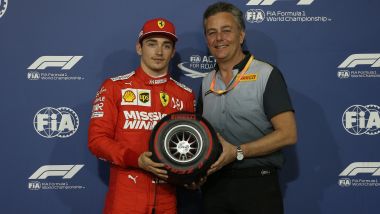 Leclerc riceve da Mario Isola il trofeo del poleman