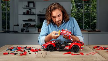 LEGO Technic Ferrari 488 GTE: una fase della costruzione