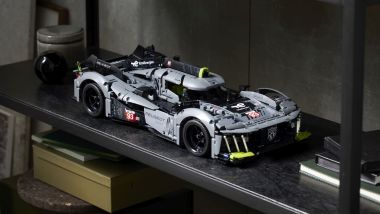 LEGO Technic Peugeot 9X8: visuale di 3/4 anteriore