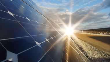L'energia rinnovabile delle centrali solari può essere usata per produrre e-fuel, anch'essi rinnovabili