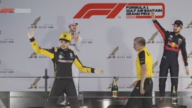 L'esultanza (virtuale) di Guanyu Zhou sul podio del GP Bahrain 2020
