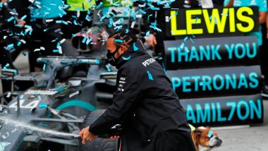 Lewis Hamilton (Mercedes AMG Petronas F1 Team) festeggia la vittoria del settimo titolo iridato