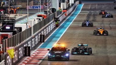 Lewis Hamilton (Mercedes) dietro alla Safety Car ad Abu Dhabi