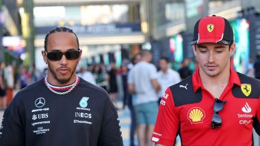 Lewis Hamilton (Mercedes) e Charles Leclerc (Ferrari) nel paddock del GP Arabia Saudita 2023