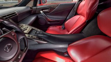 Lexus LFA: gli interni in pelle rossa abbinati al colore della carrozzeria