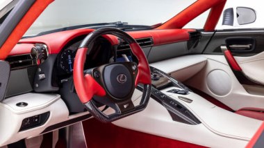 Lexus LFA Nürburgring Package: l'abitacolo con perfetti rivestimenti in bianco/rosso