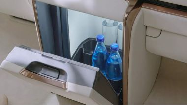 Lexus LM 500h: il box frigorifero posteriore con un nuovo portabottiglie