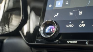 Lexus NX 350h, la temperatura del clima sul display rotondo a colori