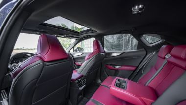 Lexus NX 450h+, i sedili posteriori e il tetto apribile in cristallo