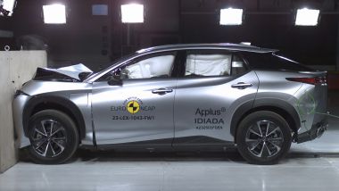 Lexus RZ, cinque stelle Euro NCAP: uno dei crash test