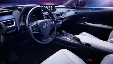 Lexus UX 300e: gli interni