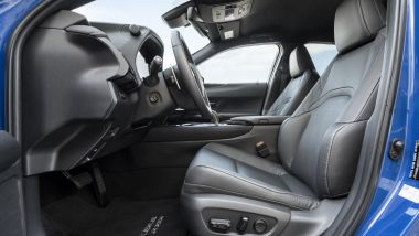 Lexus UX 300e: posto guida