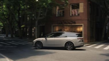 Li Auto i8: un modello di grandi dimensioni con tre file di sedili